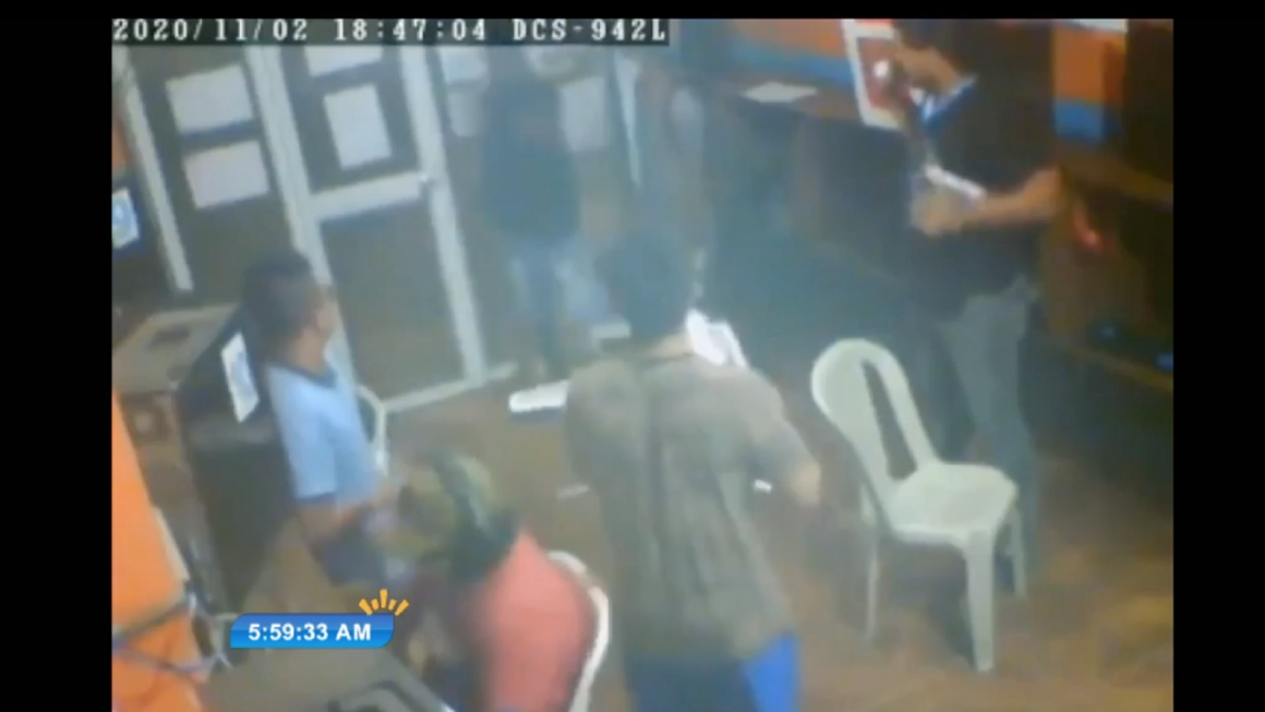 VIDEO | Pelea y disparos durante un robo dentro de un cyber en Guayaquil