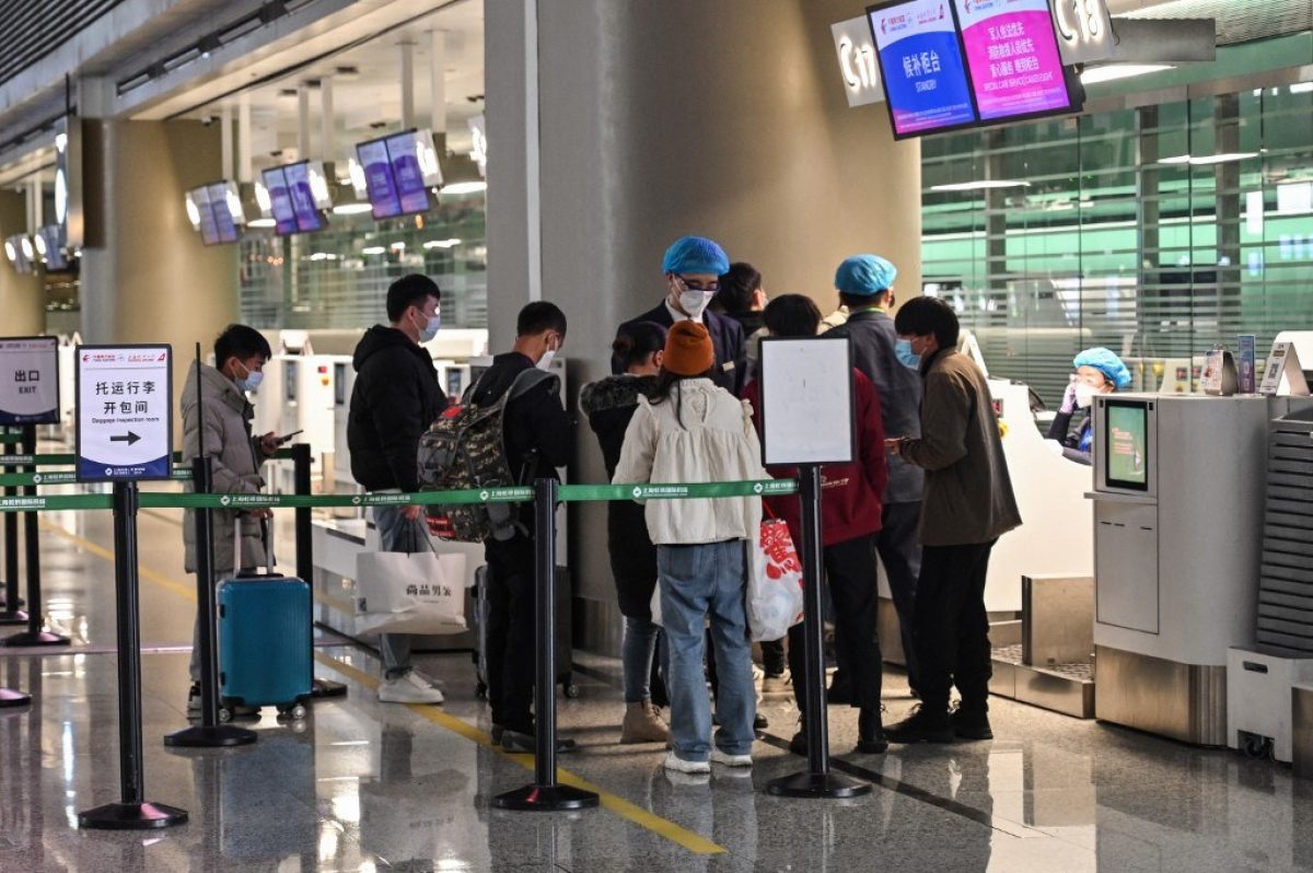Noticia: Un avión con 132 pasajeros se estrella en el suroeste de China Un avión con 132 pasajeros se estrella en el suroeste de China