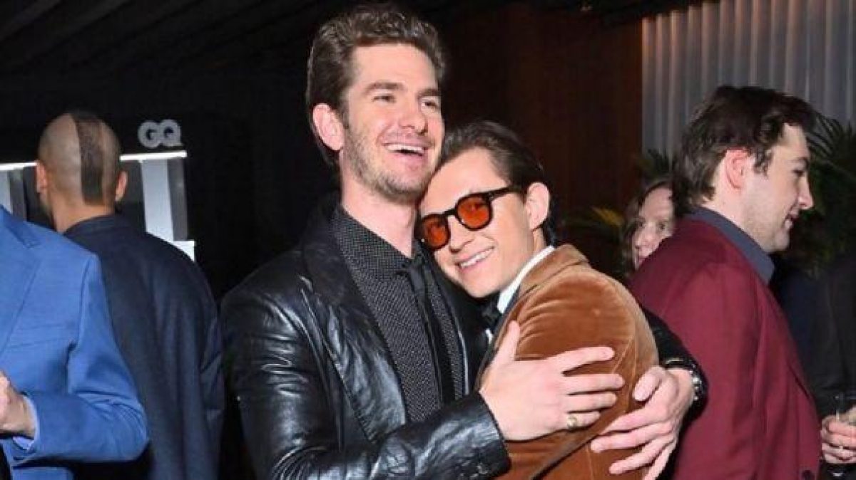 Noticia: Tom Holland y Andrew Garfield se encuentran en una gala y los fanáticos enloquecen Tom Holland y Andrew Garfield se encuentran en una gala y los fanáticos enloquecen