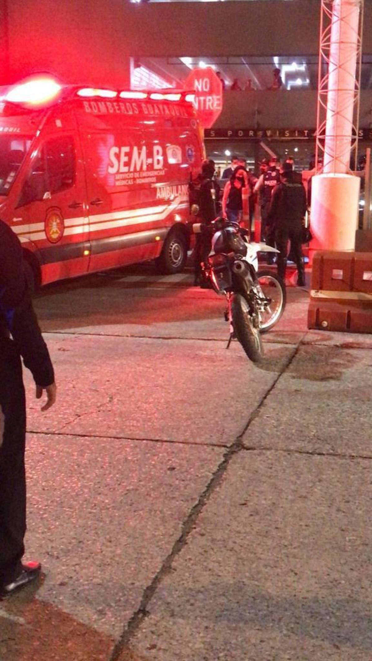 Noticia: Un hombre fue asesinado en los exteriores de un centro comercial de Guayaquil Un hombre fue asesinado en los exteriores de un centro comercial de Guayaquil