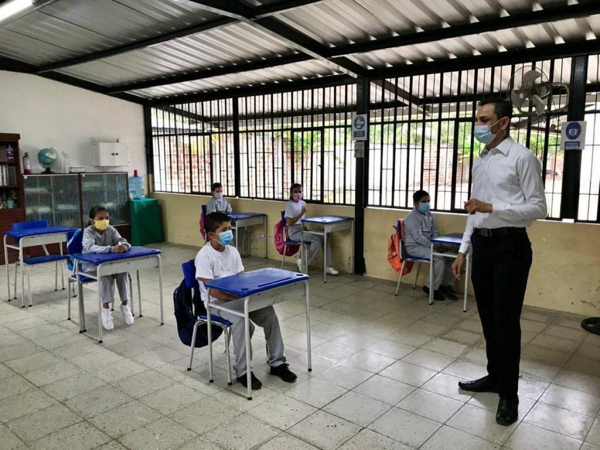 Noticia: Ecuador mantiene el cronograma de regreso a clases presenciales Ecuador mantiene el cronograma de regreso a clases presenciales