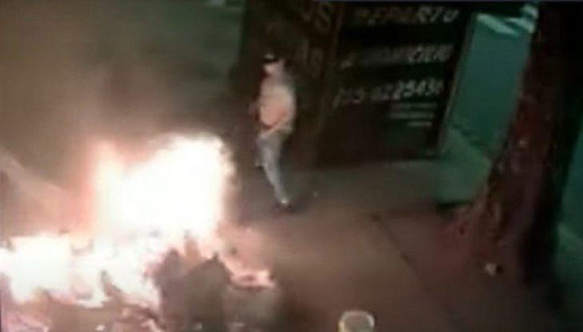 Noticia: Mujer prendió fuego a un indigente mientras dormía en la calle y huyó Mujer prendió fuego a un indigente mientras dormía en la calle y huyó