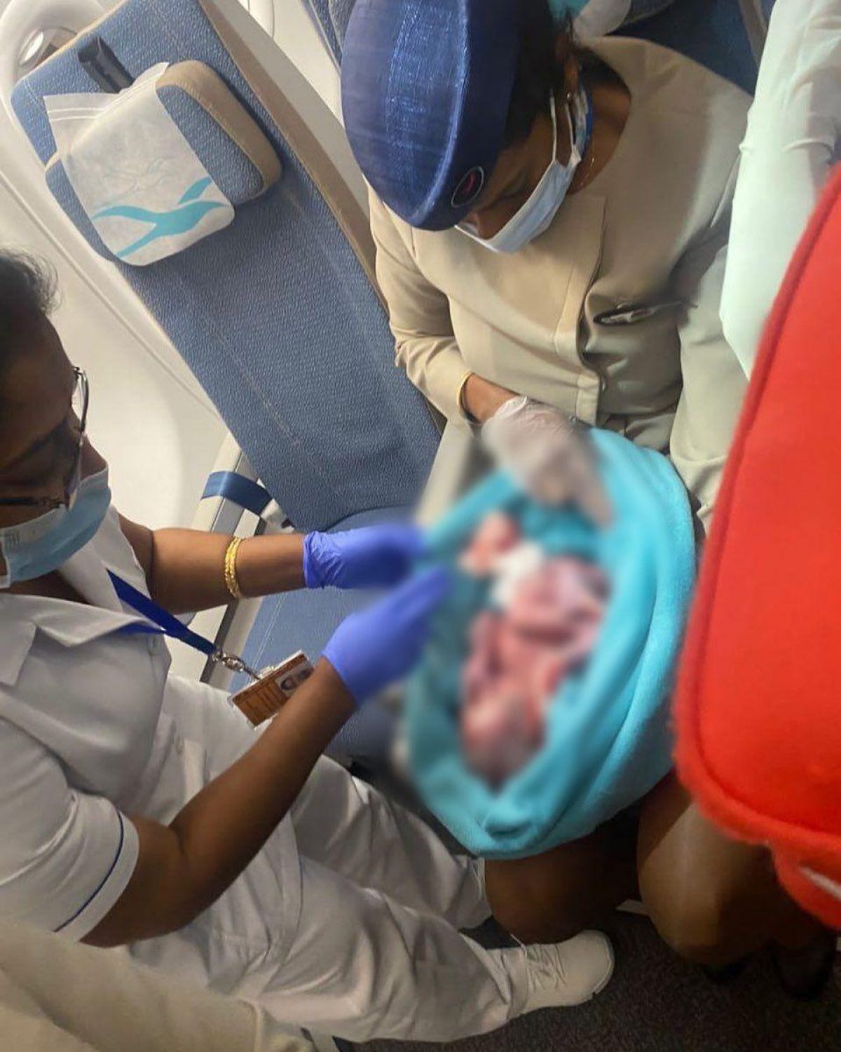 Noticia: Encuentran un bebé recién nacido abandonado en la basura del baño de un avión Encuentran un bebé recién nacido abandonado en la basura del baño de un avión