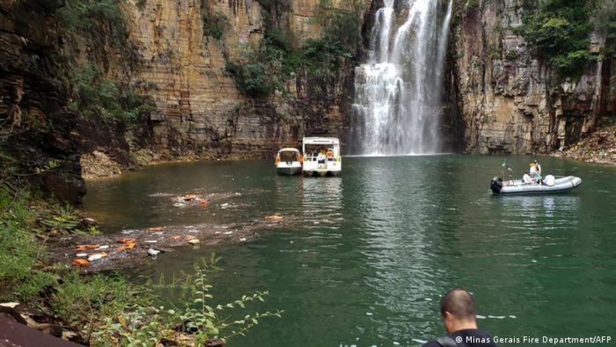 Noticia: Al menos ocho muertos por caída de roca en lago de Brasil Al menos ocho muertos por caída de roca en lago de Brasil