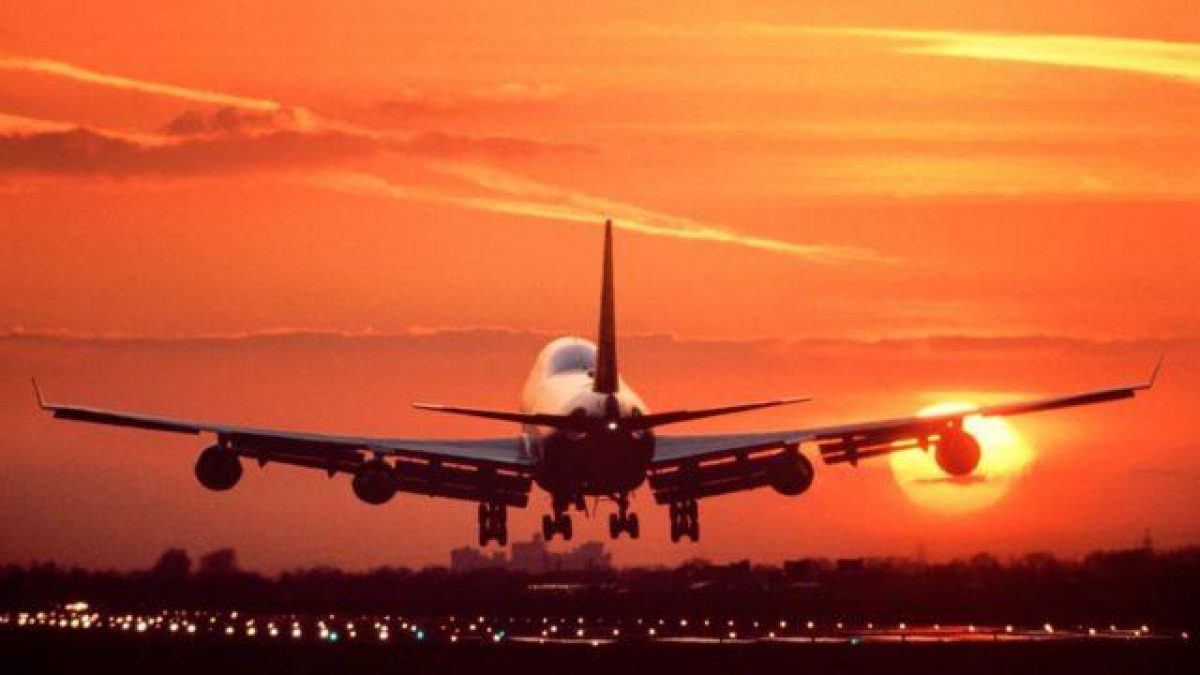 Noticia: Pasajera dio a luz en un avión y llamó a su bebé "Sky" Pasajera dio a luz en un avión y llamó a su bebé "Sky"