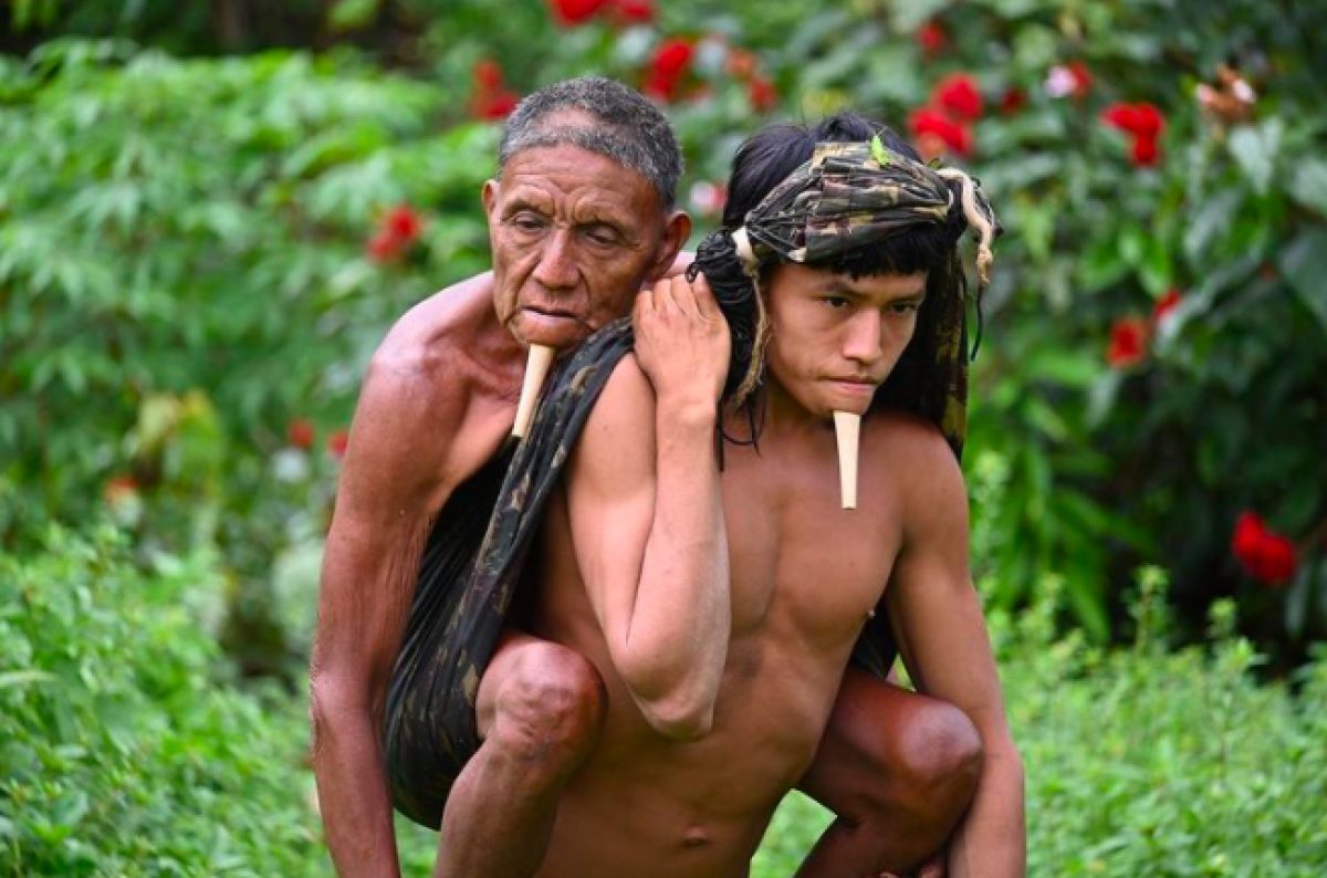 Joven cargó a su padre durante seis horas para que reciba la vacuna contra el Covid-19