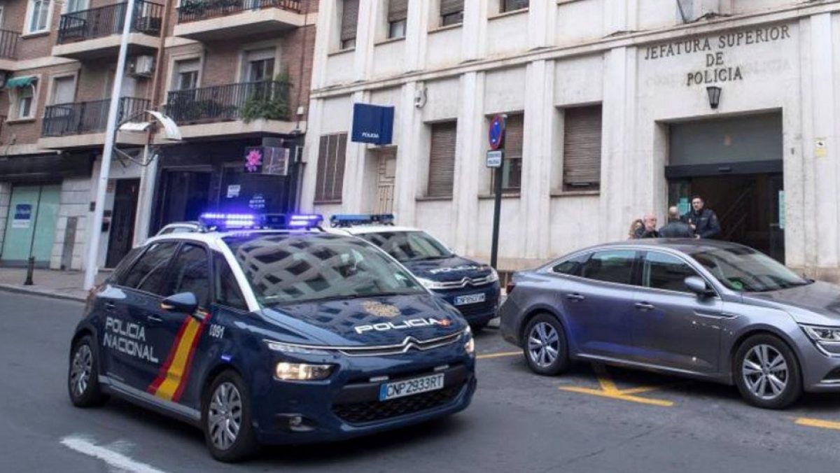 Estudiante de 13 años apuñala a su profesor en la aula de clases