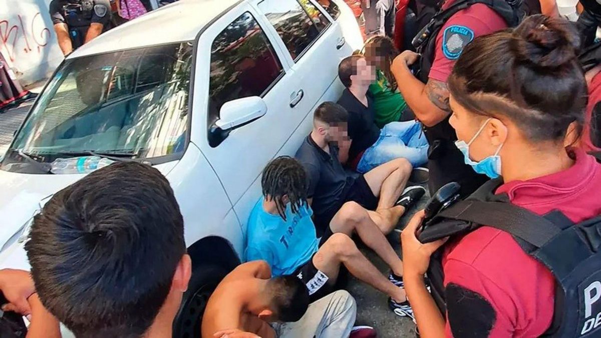 Noticia: Seis acusados de una violación grupal dentro de un auto y en pleno día Seis acusados de una violación grupal dentro de un auto y en pleno día
