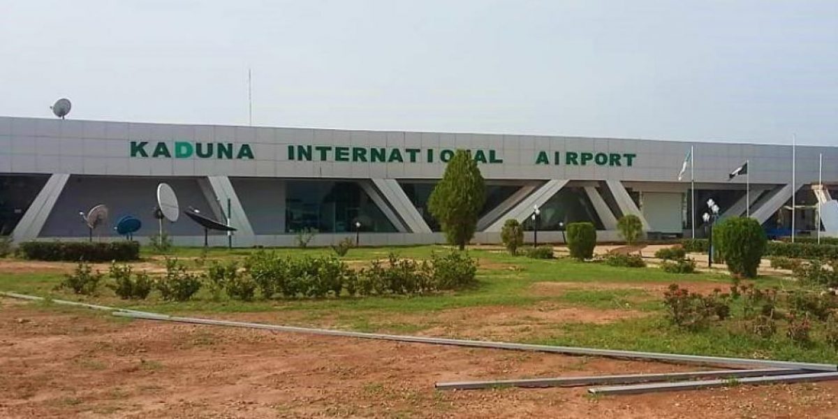 Noticia: Grupo de criminales atacaron aeropuerto y mataron a un hombre en Nigeria Grupo de criminales atacaron aeropuerto y mataron a un hombre en Nigeria