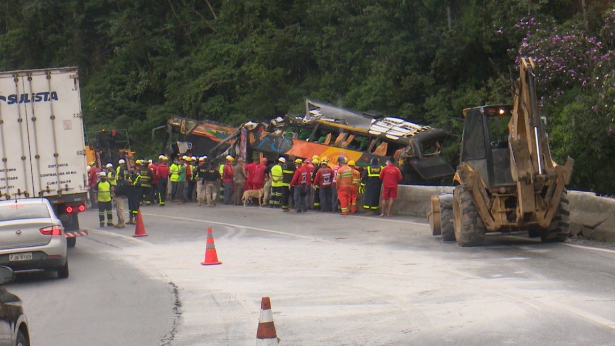 Noticia: Diez muertos y 21 heridos el accidente de un autobús en el sur de Brasil Diez muertos y 21 heridos el accidente de un autobús en el sur de Brasil