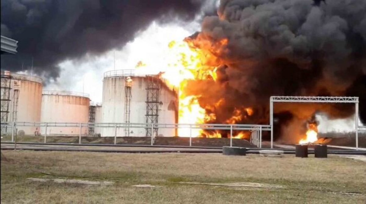 Noticia: Ucrania bombardea depósito de gasolina en Rusia, dice gobernador local Ucrania bombardea depósito de gasolina en Rusia, dice gobernador local