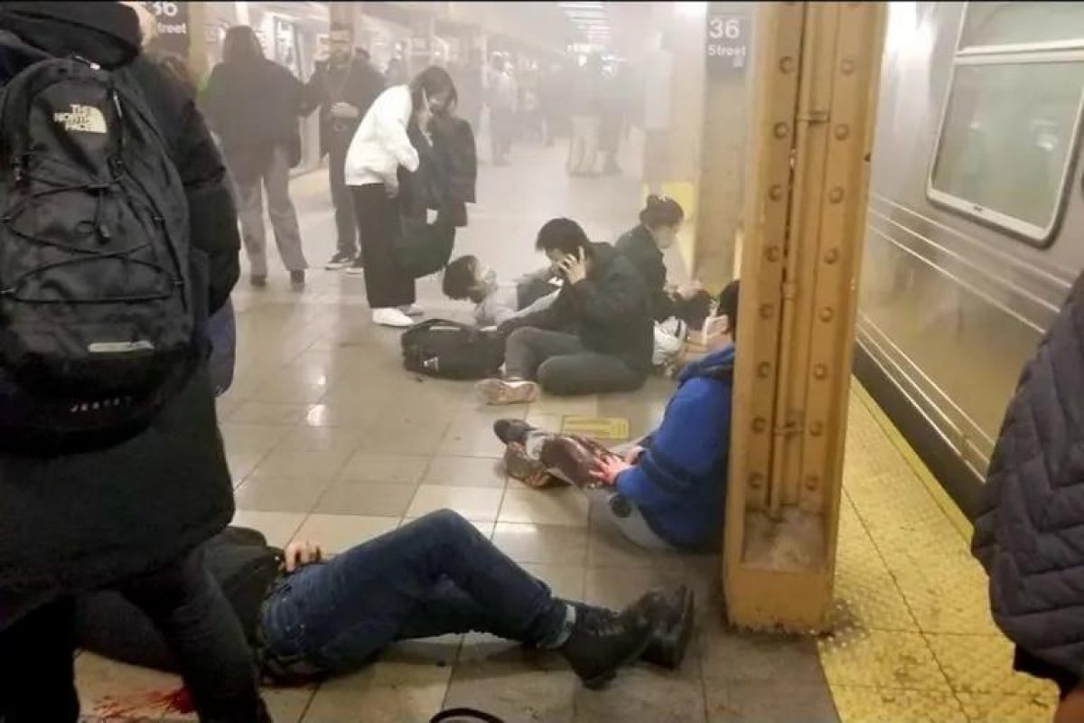 Noticia: Al menos 13 heridos tras tiroteo en una estación de metro de Nueva York Al menos 13 heridos tras tiroteo en una estación de metro de Nueva York