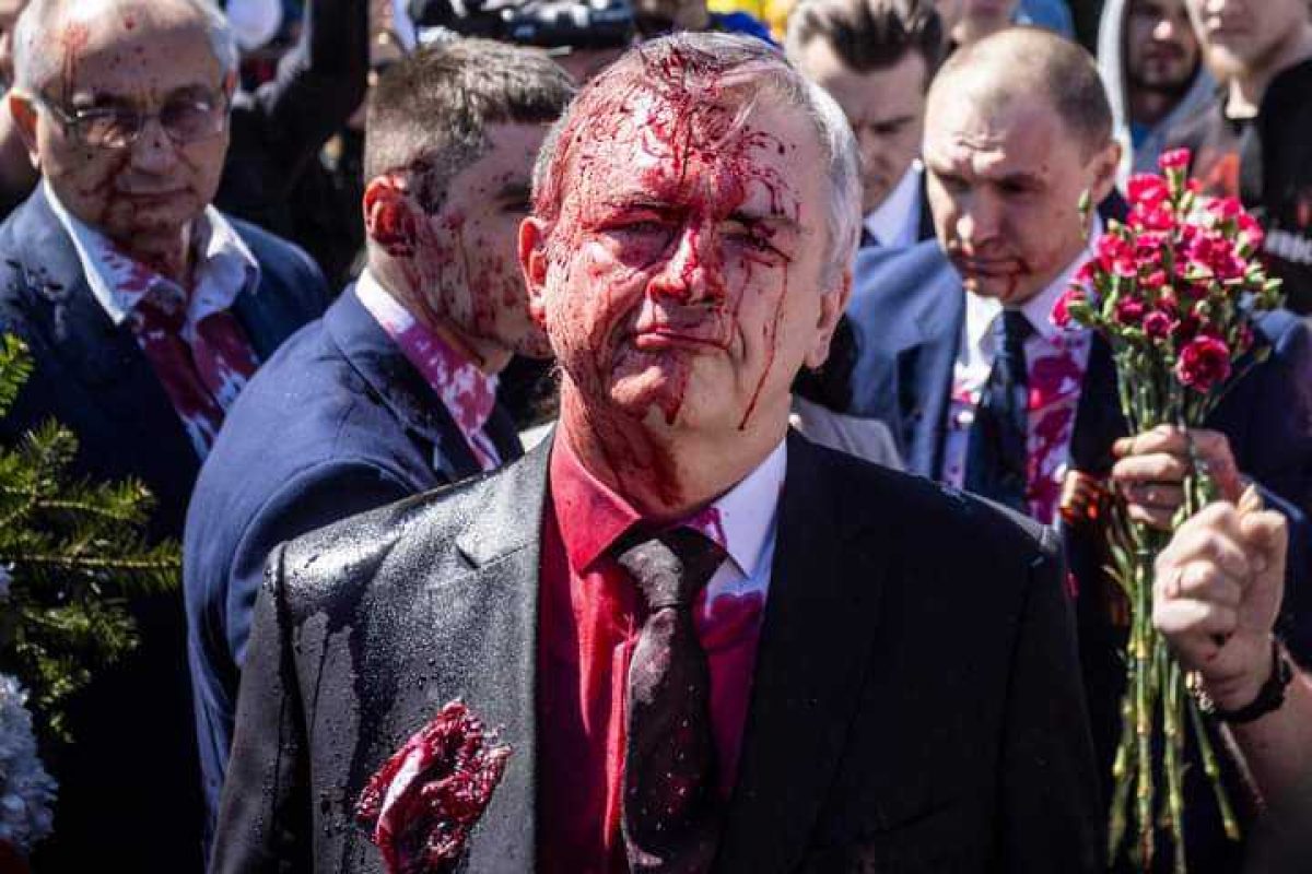 Noticia: El embajador ruso fue atacado con pintura roja en Polonia El embajador ruso fue atacado con pintura roja en Polonia