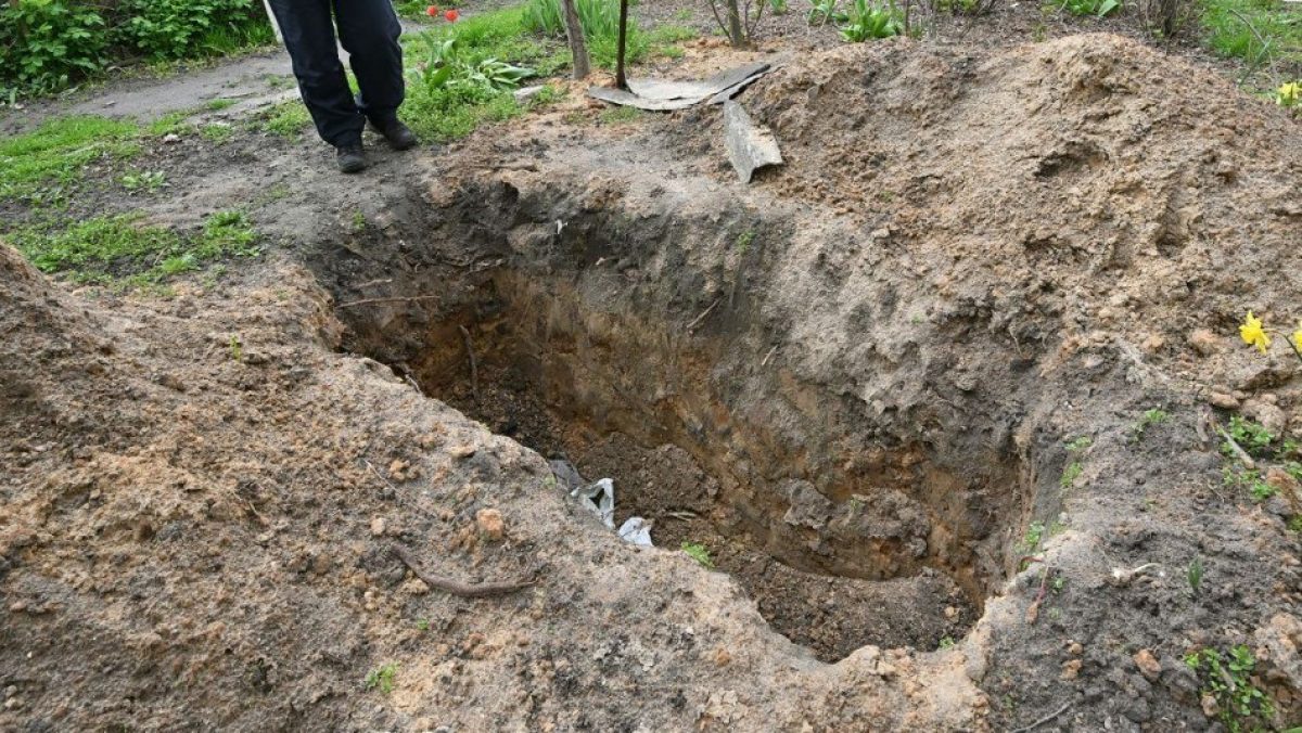Noticia: Murió de un infarto cuando enterraba a su víctima en el patio Murió de un infarto cuando enterraba a su víctima en el patio