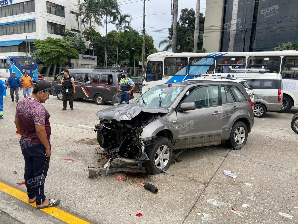 Noticia: Fuerte accidente en la avenida Juan Tanca Marengo, norte de Guayaquil Fuerte accidente en la avenida Juan Tanca Marengo, norte de Guayaquil