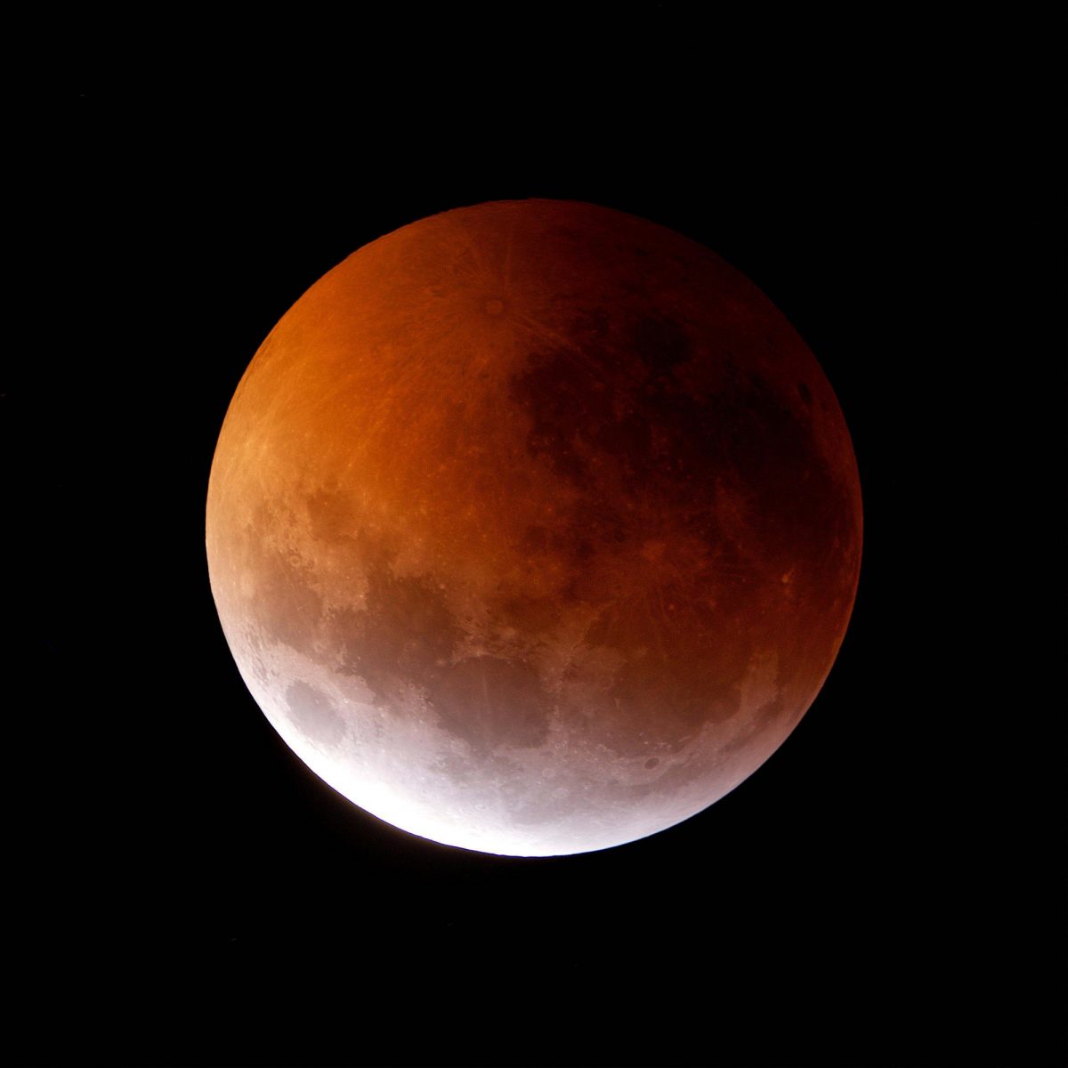 Noticia: Ecuador podrá ver el eclipse lunar total esta noche Ecuador podrá ver el eclipse lunar total esta noche
