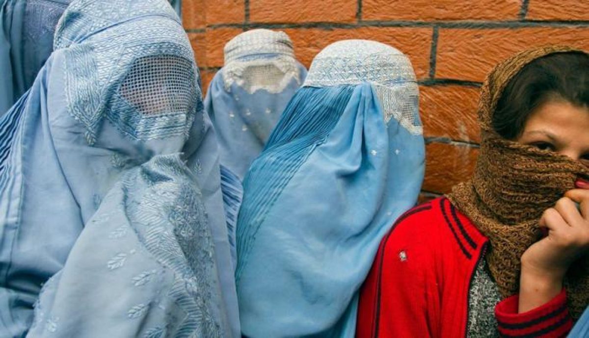 Noticia: Las periodistas afganas se cubren la cara en televisión por orden de los talibán Las periodistas afganas se cubren la cara en televisión por orden de los talibán
