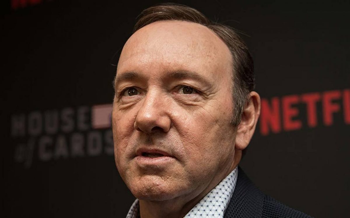 Noticia: El actor Kevin Spacey es acusado de 4 cargos de agresión sexual El actor Kevin Spacey es acusado de 4 cargos de agresión sexual