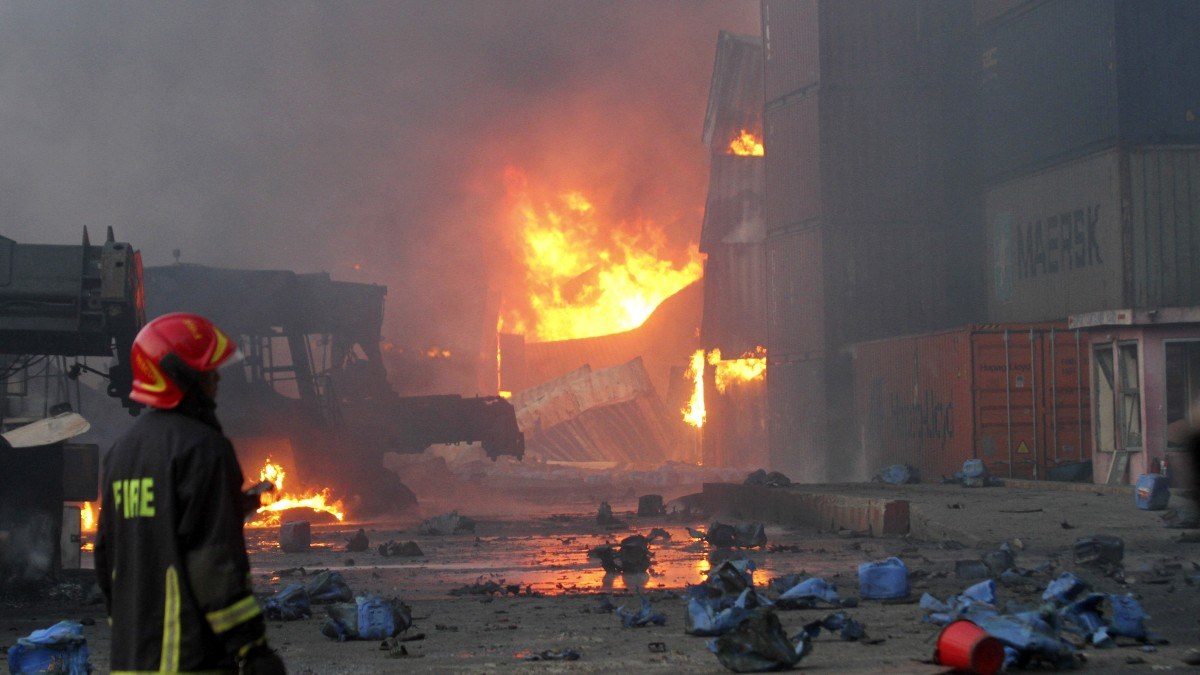 Noticia: Gran explosión en depósito de contenedores en Bangladés dejó 49 muertos y 300 heridos Gran explosión en depósito de contenedores en Bangladés dejó 49 muertos y 300 heridos