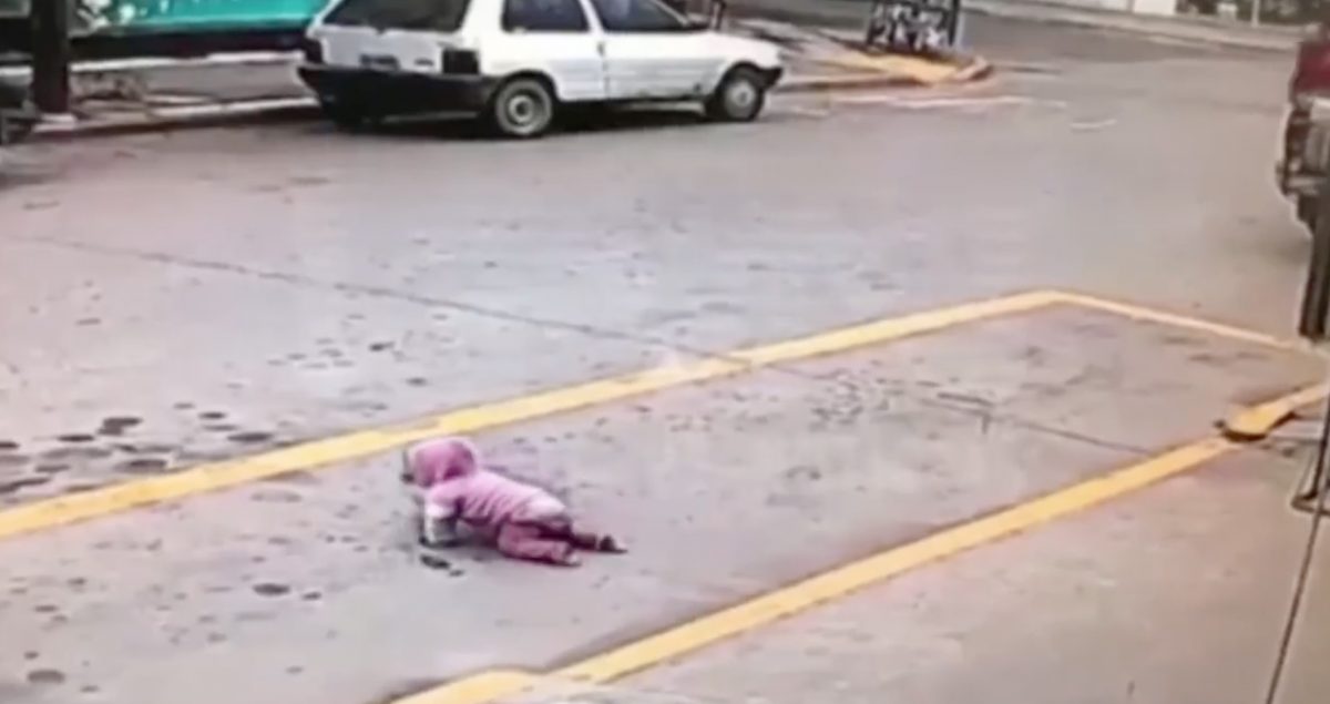 Noticia: Un hombre salvó a una bebé que cruzaba la calle gateando Un hombre salvó a una bebé que cruzaba la calle gateando