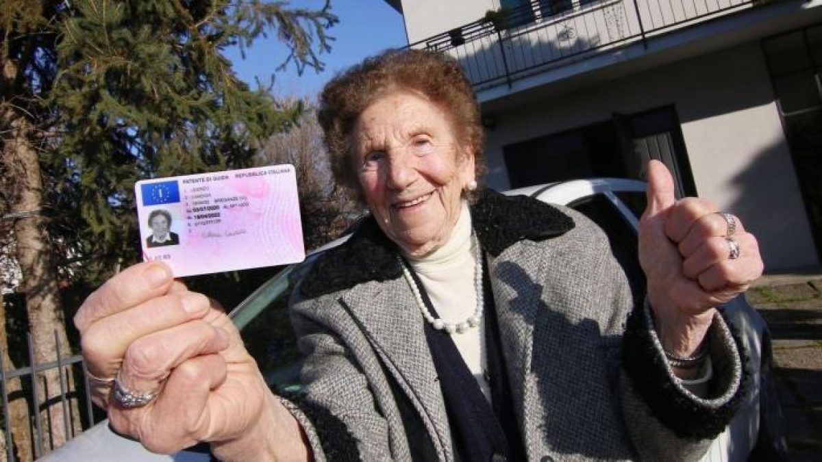 Noticia: Mujer de 100 años aprobó todas los exámenes para renovar su licencia de conducir Mujer de 100 años aprobó todas los exámenes para renovar su licencia de conducir