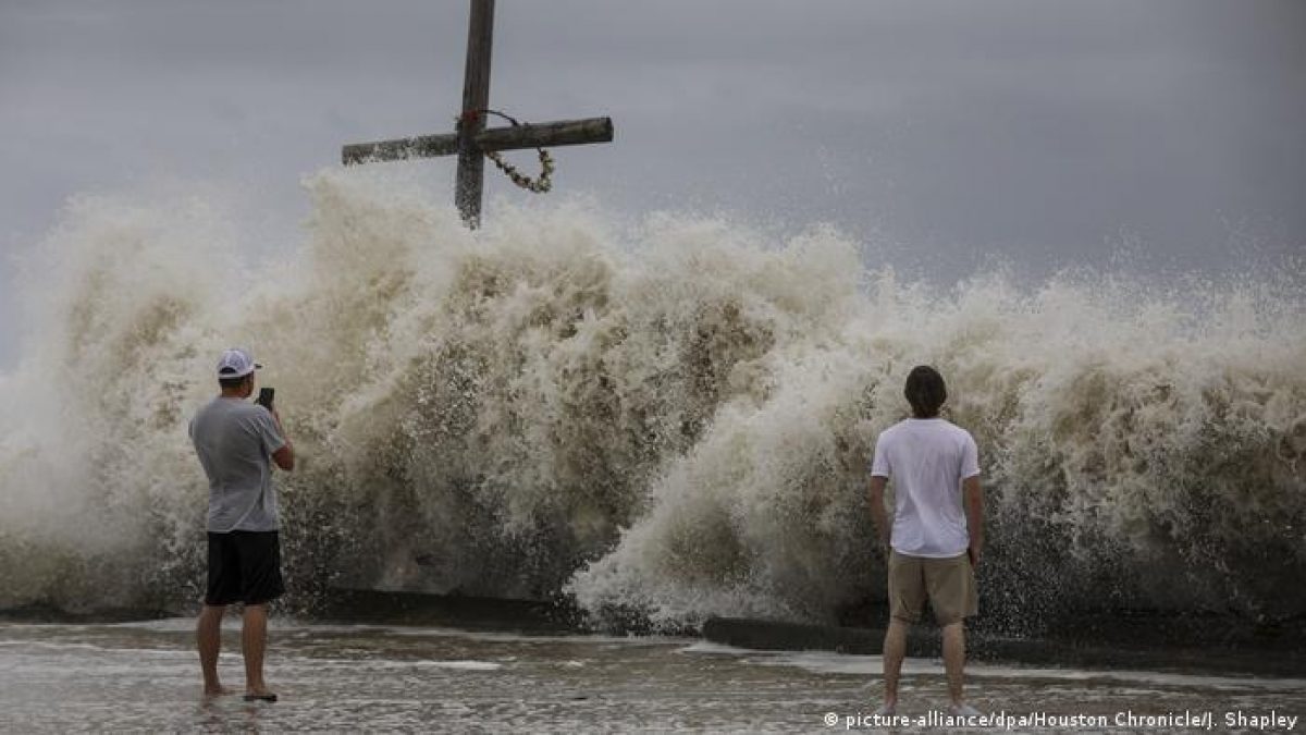 Noticia: El huracán Blas causa lluvias torrenciales en el occidente de México El huracán Blas causa lluvias torrenciales en el occidente de México