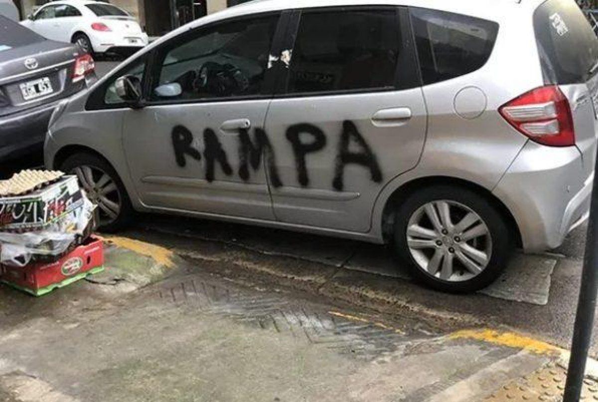 Noticia: Conductora bloqueó rampa para personas con discapacidad y le pintaron el carro Conductora bloqueó rampa para personas con discapacidad y le pintaron el carro