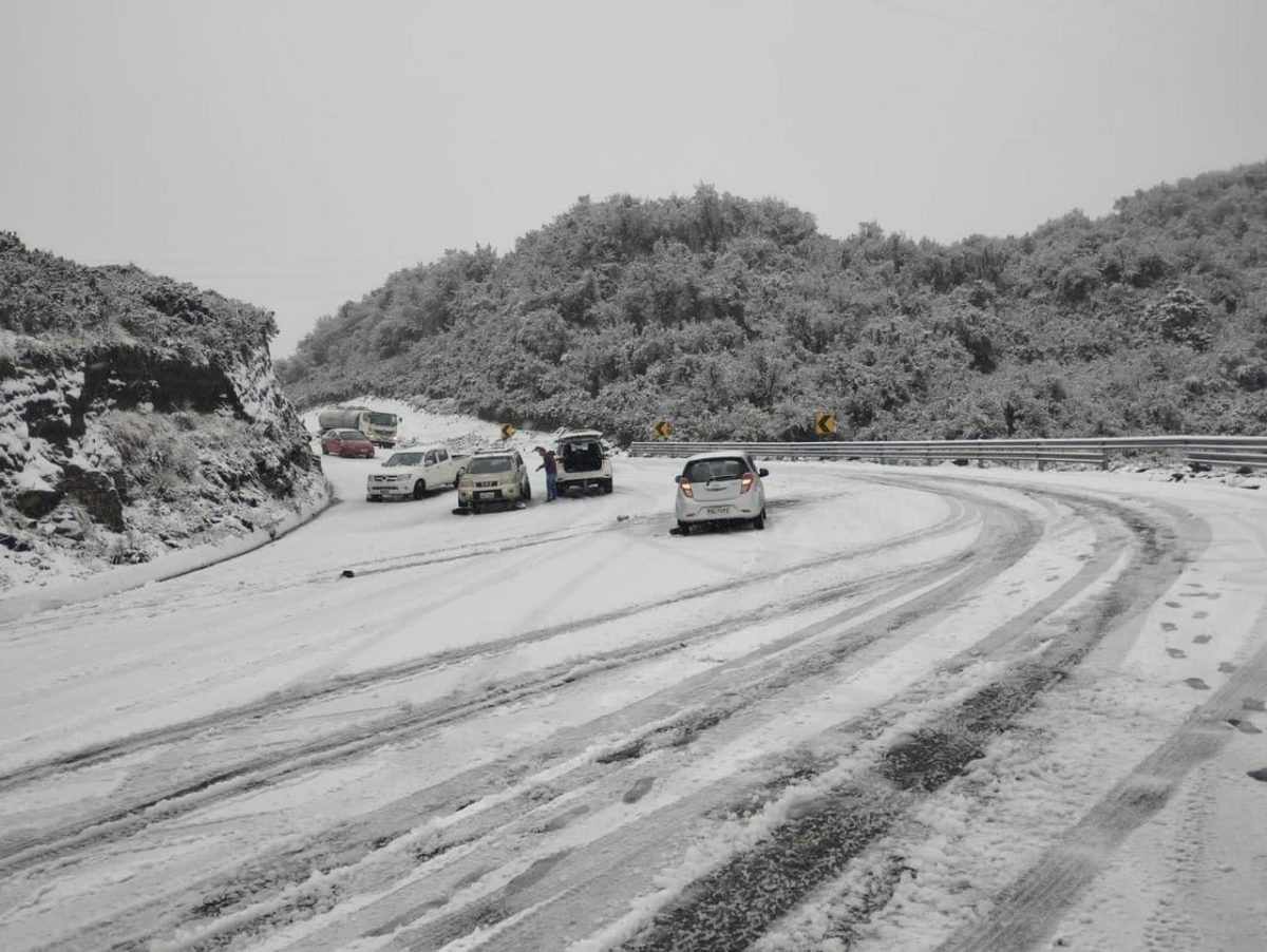 Noticia: Se registra nieve en la vía Papallacta, autoridades recomiendan circular con precaución Se registra nieve en la vía Papallacta, autoridades recomiendan circular con precaución