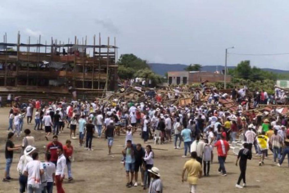 Noticia: Tragedia en Colombia: reportan al menos cuatro muertos y 500 heridos tras caída de graderío Tragedia en Colombia: reportan al menos cuatro muertos y 500 heridos tras caída de graderío