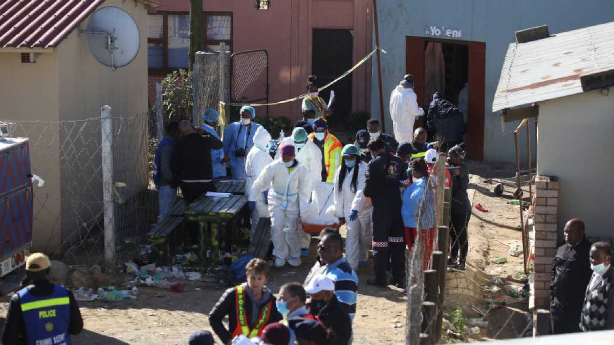 Noticia: Misteriosa muerte de al menos 21 jóvenes en un bar nocturno de Sudáfrica Misteriosa muerte de al menos 21 jóvenes en un bar nocturno de Sudáfrica