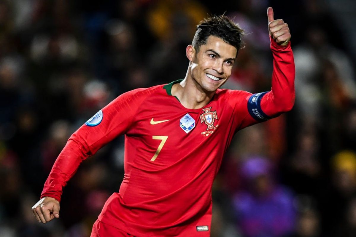 Noticia: Subastan camiseta de Cristiano para ayudar a soldados ucranianos Subastan camiseta de Cristiano para ayudar a soldados ucranianos