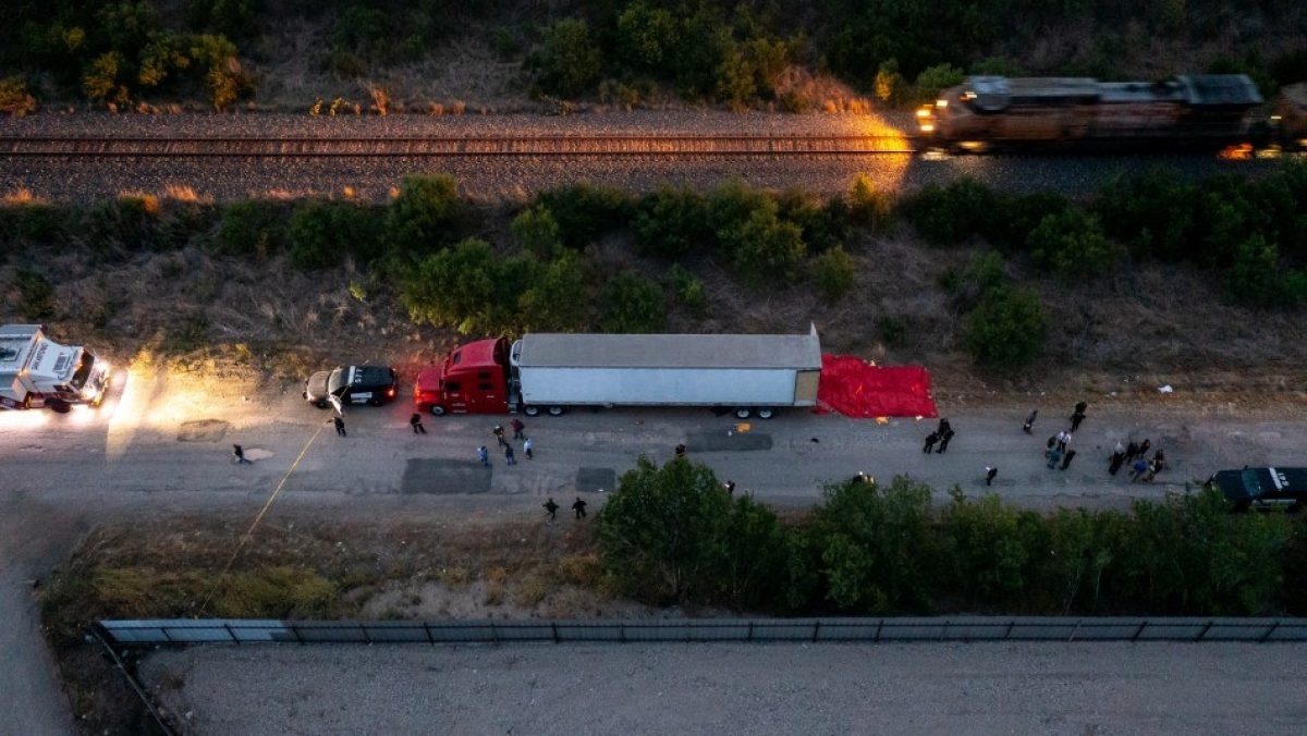 Noticia: Hallan 50 migrantes muertos al interior de un camión en Texas Hallan 50 migrantes muertos al interior de un camión en Texas