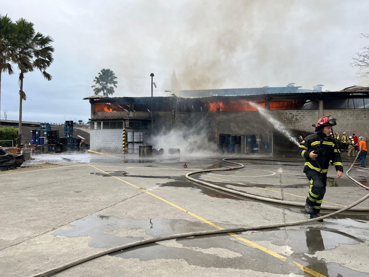 Noticia: 200 bomberos atendieron incendio en una fábrica de plásticos en la Vía a Daule 200 bomberos atendieron incendio en una fábrica de plásticos en la Vía a Daule