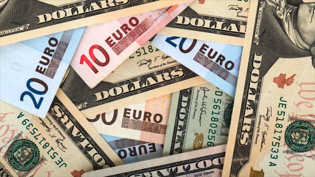Noticia: El euro y el dólar alcanzan la paridad por primera vez en 20 años El euro y el dólar alcanzan la paridad por primera vez en 20 años