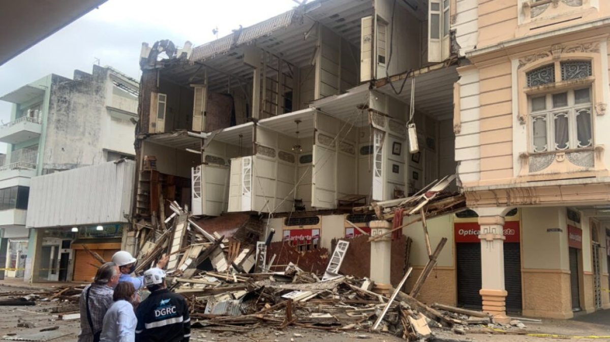 Noticia: La fachada de un edificio patrimonial se desploma en Guayaquil La fachada de un edificio patrimonial se desploma en Guayaquil