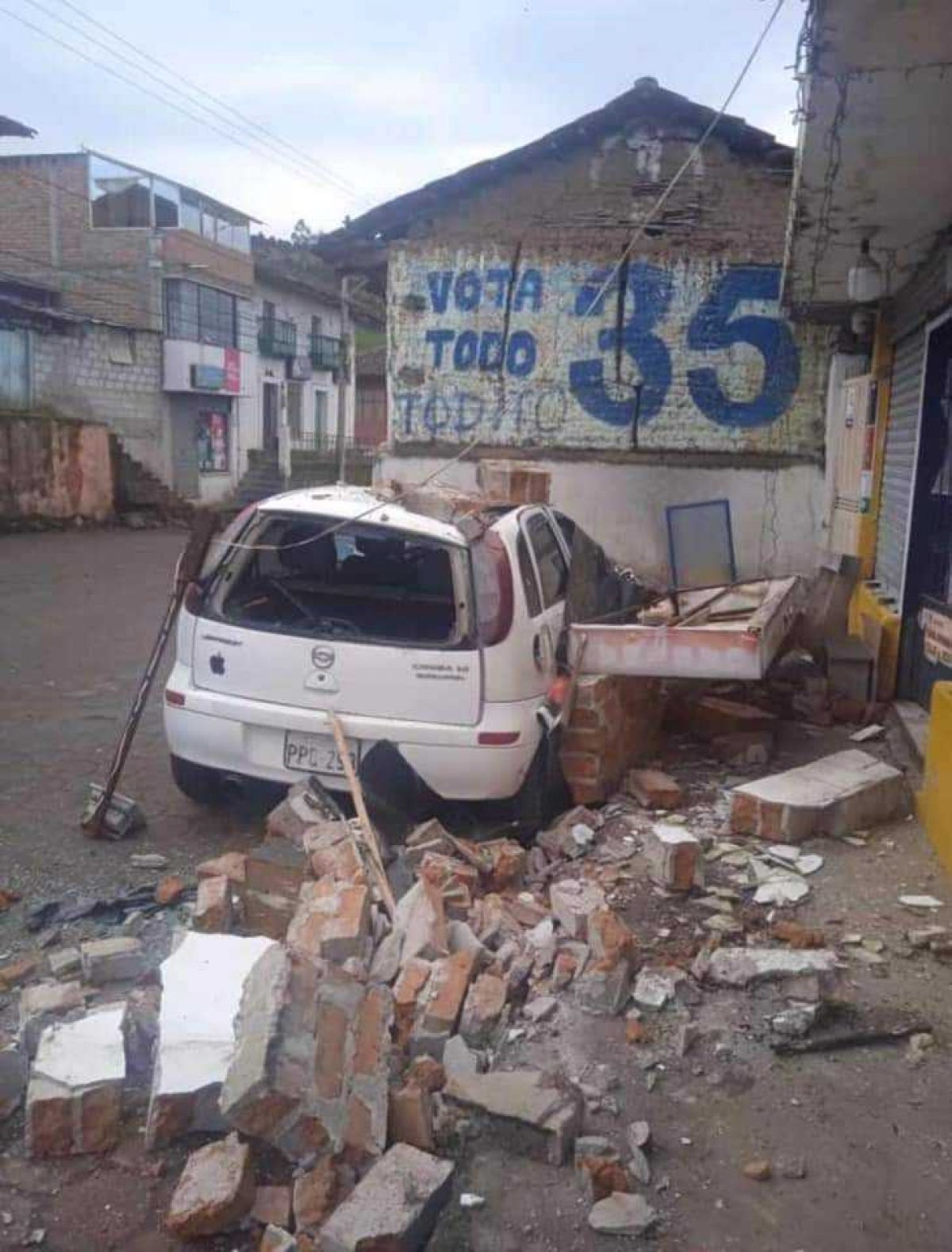Noticia: Sismo de esta mañana deja daños en casas de Carchi Sismo de esta mañana deja daños en casas de Carchi