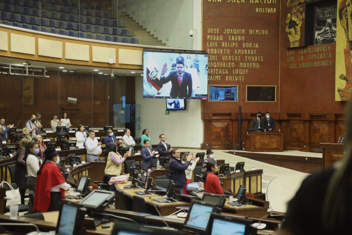 Noticia: Asamblea posesiona a Raúl González como Superintendente de Bancos Asamblea posesiona a Raúl González como Superintendente de Bancos