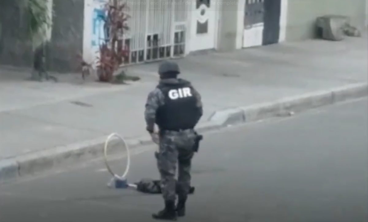 Noticia: Policía detona explosivo pegado a un hula hula y abandonado en una calle de Guayaquil Policía detona explosivo pegado a un hula hula y abandonado en una calle de Guayaquil