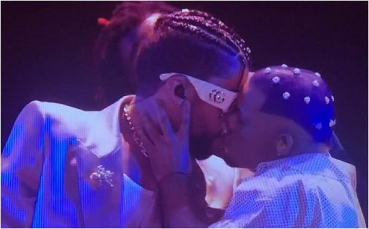Noticia: Bad Bunny se besa con dos de sus bailarines en pleno concierto Bad Bunny se besa con dos de sus bailarines en pleno concierto
