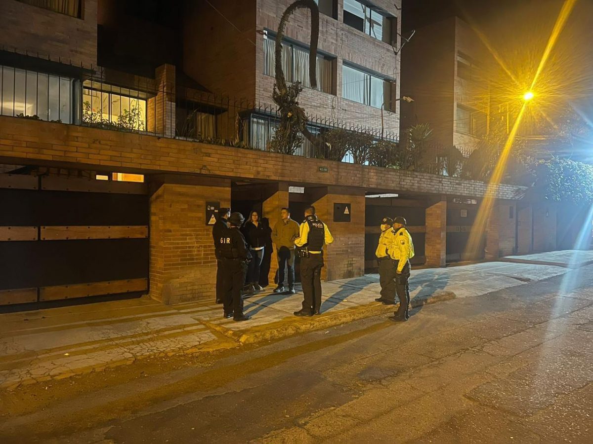 Noticia: Policía halló cuatro indicios balísticos afuera de la casa de Fernando Villavicencio Policía halló cuatro indicios balísticos afuera de la casa de Fernando Villavicencio