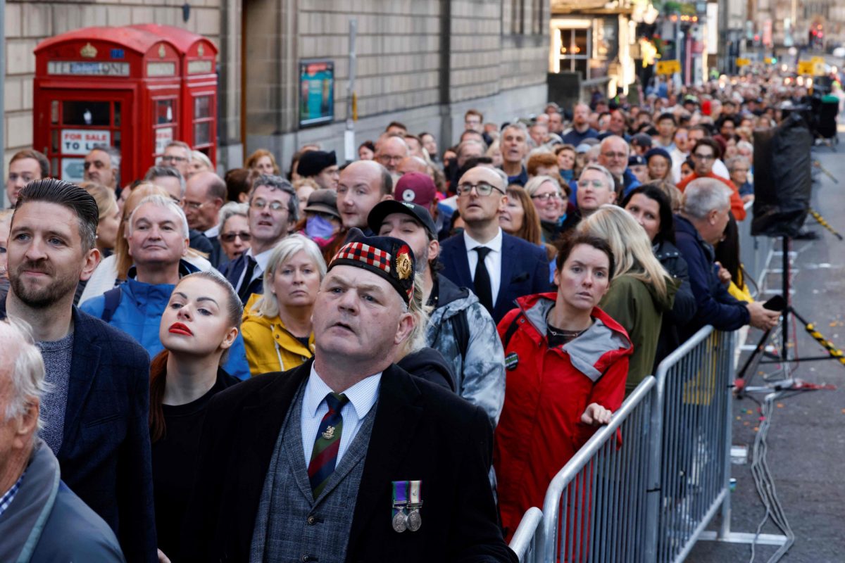 Noticia: La fila para ver a la reina Isabel II es de aproximadamente 3,2 km La fila para ver a la reina Isabel II es de aproximadamente 3,2 km