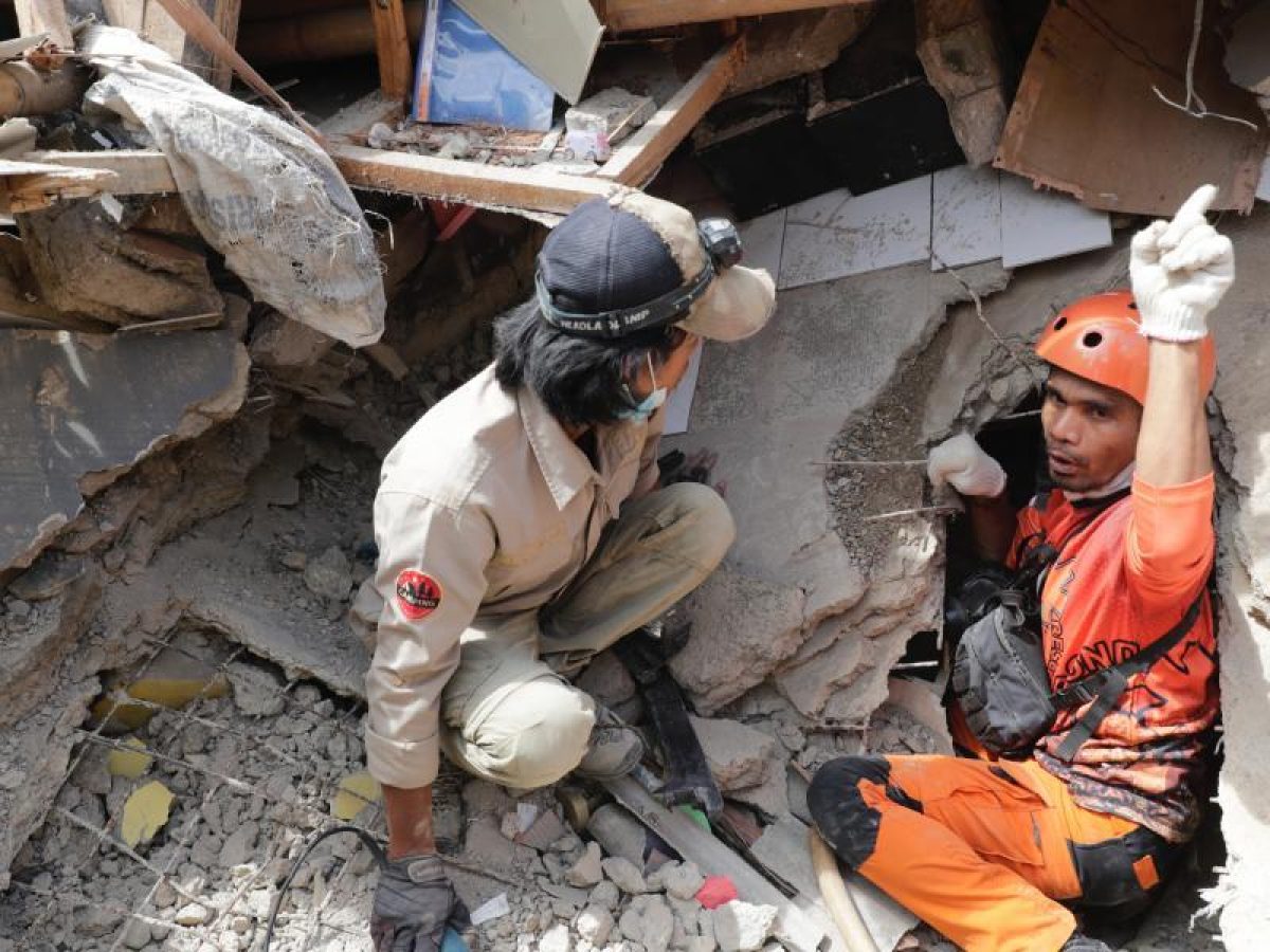Noticia: Terremoto en Indonesia: Niño vivo fue hallado bajo escombros junto al cadáver de su abuela Terremoto en Indonesia: Niño vivo fue hallado bajo escombros junto al cadáver de su abuela