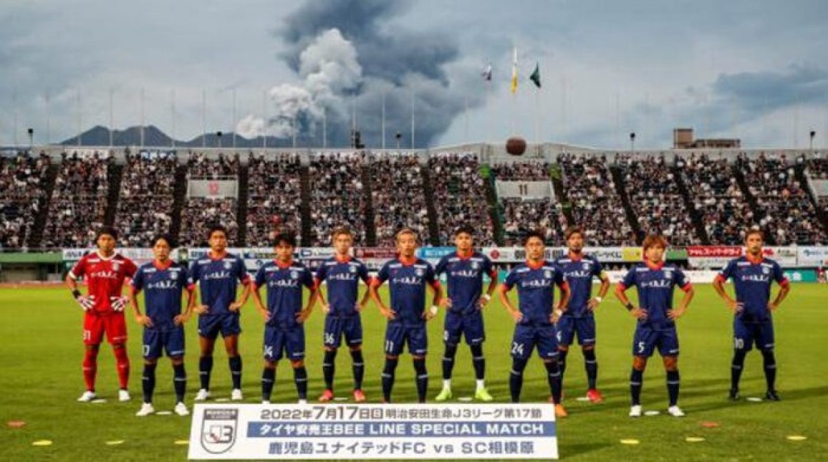 Noticia: Volcán erupcionó durante un partido de fútbol en Japón Volcán erupcionó durante un partido de fútbol en Japón