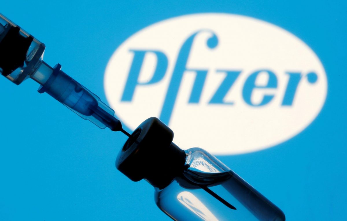 Noticia: Pfizer asegura que tres dosis de su vacuna neutraliza la nueva variante Ómicron Pfizer asegura que tres dosis de su vacuna neutraliza la nueva variante Ómicron