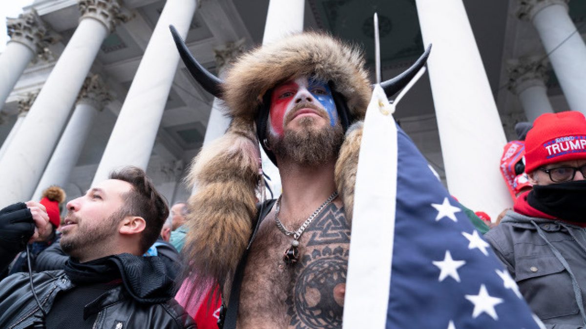 Noticia: EE.UU: Condenan a 41 meses de prisión al 'vikingo' que participó en el asalto al Capitolio EE.UU: Condenan a 41 meses de prisión al 'vikingo' que participó en el asalto al Capitolio