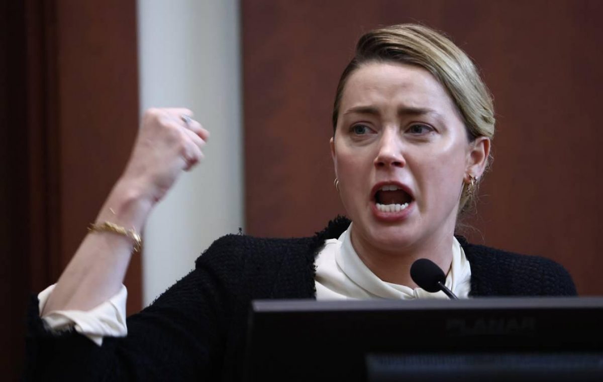 Noticia: Amber Heard acusa a Johnny Depp de abofetarla y patearla en ataque de celos Amber Heard acusa a Johnny Depp de abofetarla y patearla en ataque de celos