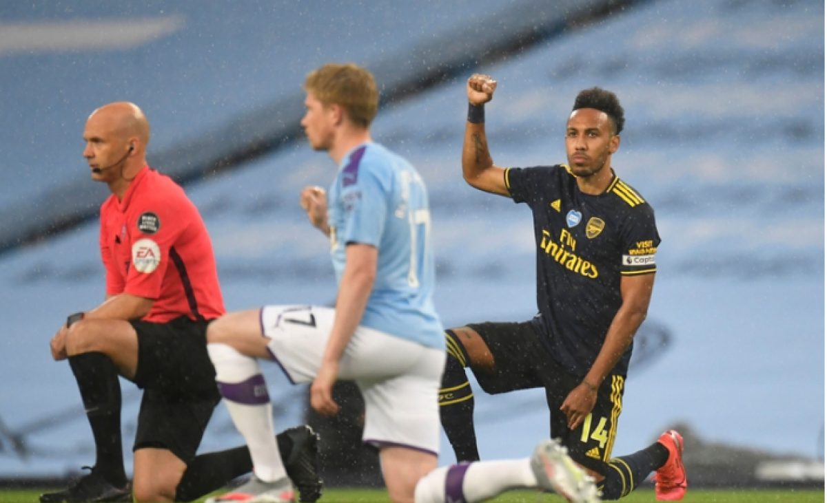 Noticia: FOTOS: El fuerte gesto contra el racismo en Manchester City-Arsenal que conmueve al mundo FOTOS: El fuerte gesto contra el racismo en Manchester City-Arsenal que conmueve al mundo