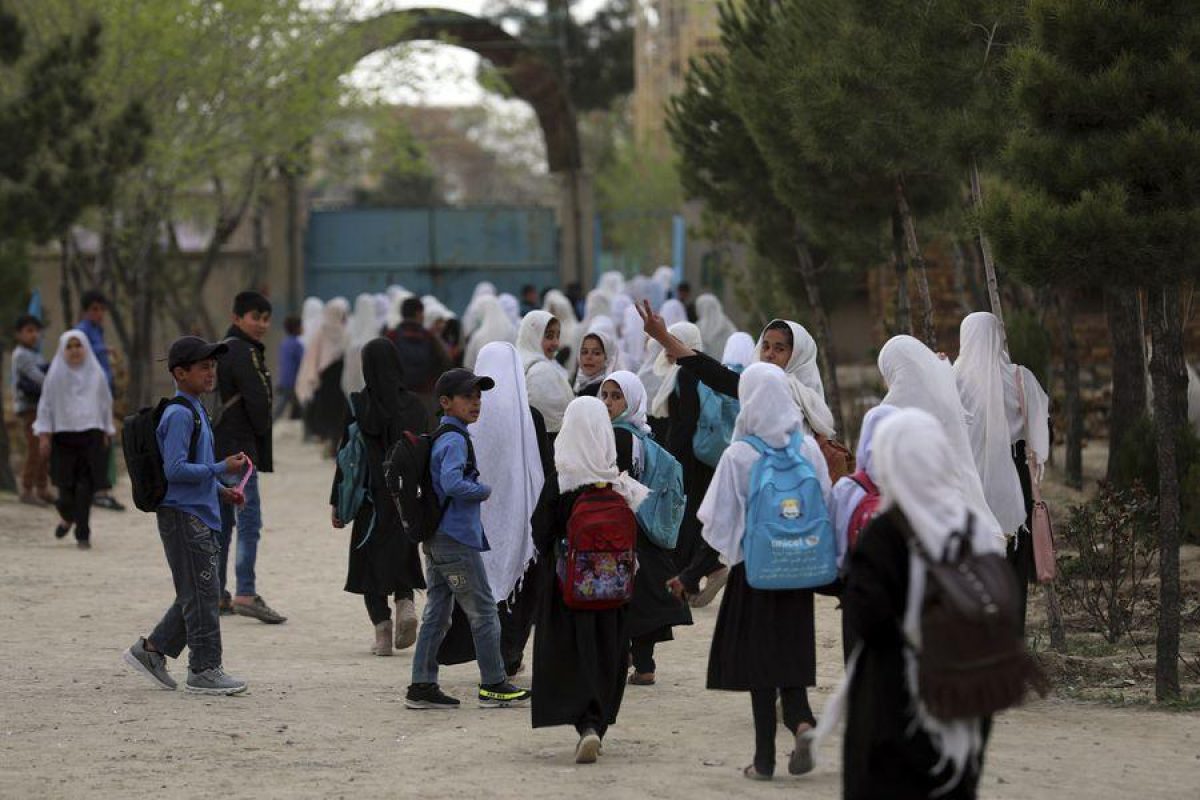 Noticia: Talibanes cierran los colegios para las mujeres en Afganistán Talibanes cierran los colegios para las mujeres en Afganistán