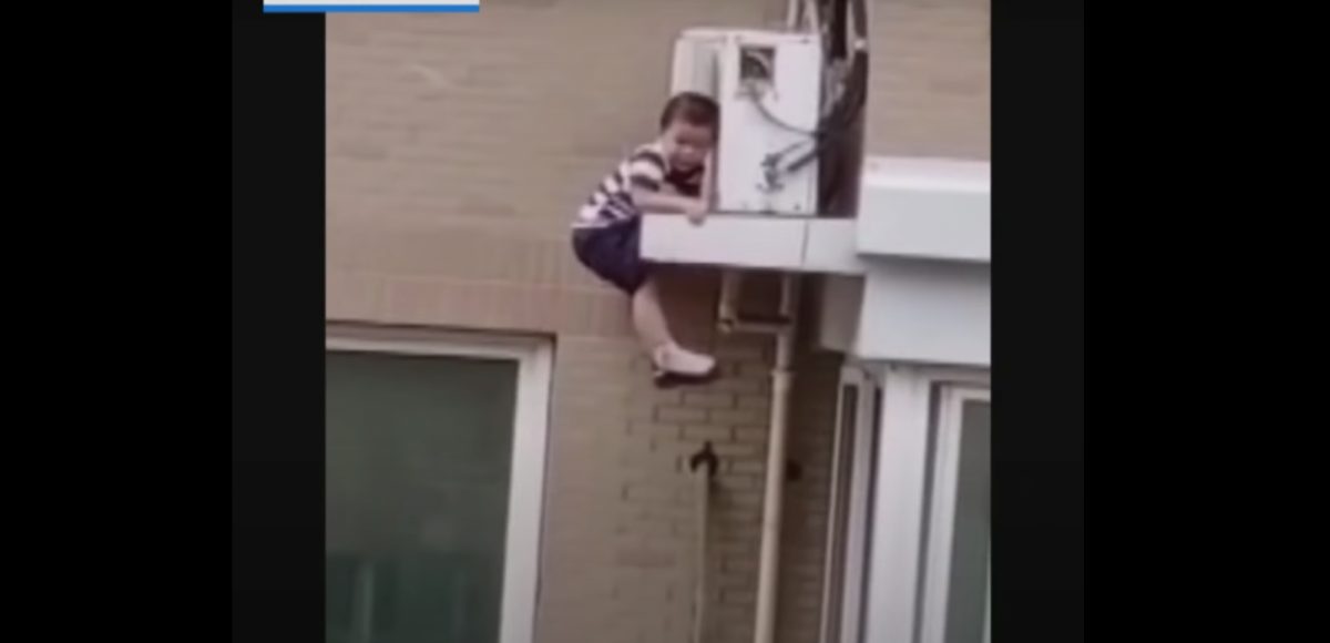 Noticia: VIDEO: Un hombre atrapa al vuelo a un niño que cae desde un quinto piso VIDEO: Un hombre atrapa al vuelo a un niño que cae desde un quinto piso
