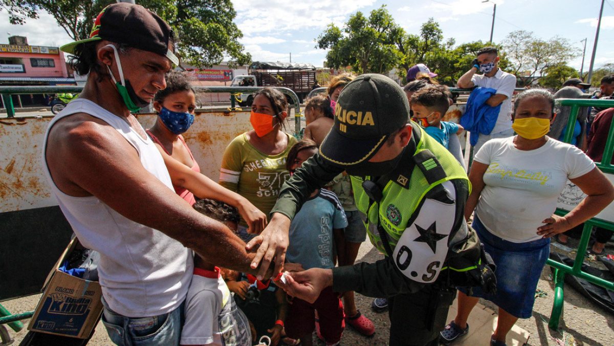 Noticia: Colombia impuso toque de queda y ley seca en ciudad fronteriza con Venezuela para detener la propagación del coronavirus Colombia impuso toque de queda y ley seca en ciudad fronteriza con Venezuela para detener la propagación del coronavirus